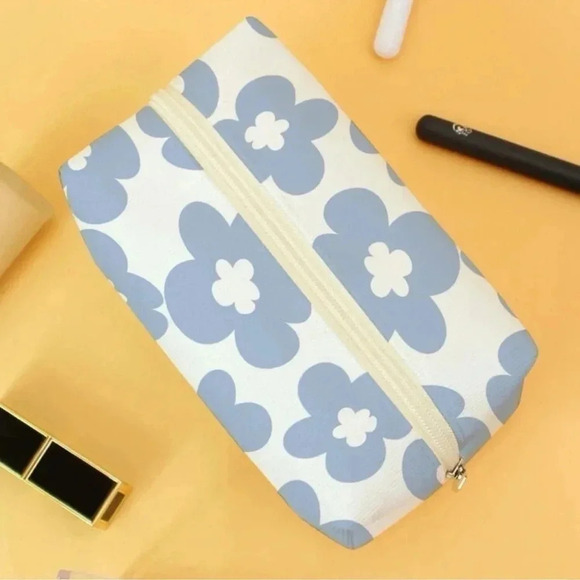 2 LEFT! Flower Print Makeup Bag - Picture 4 of 4